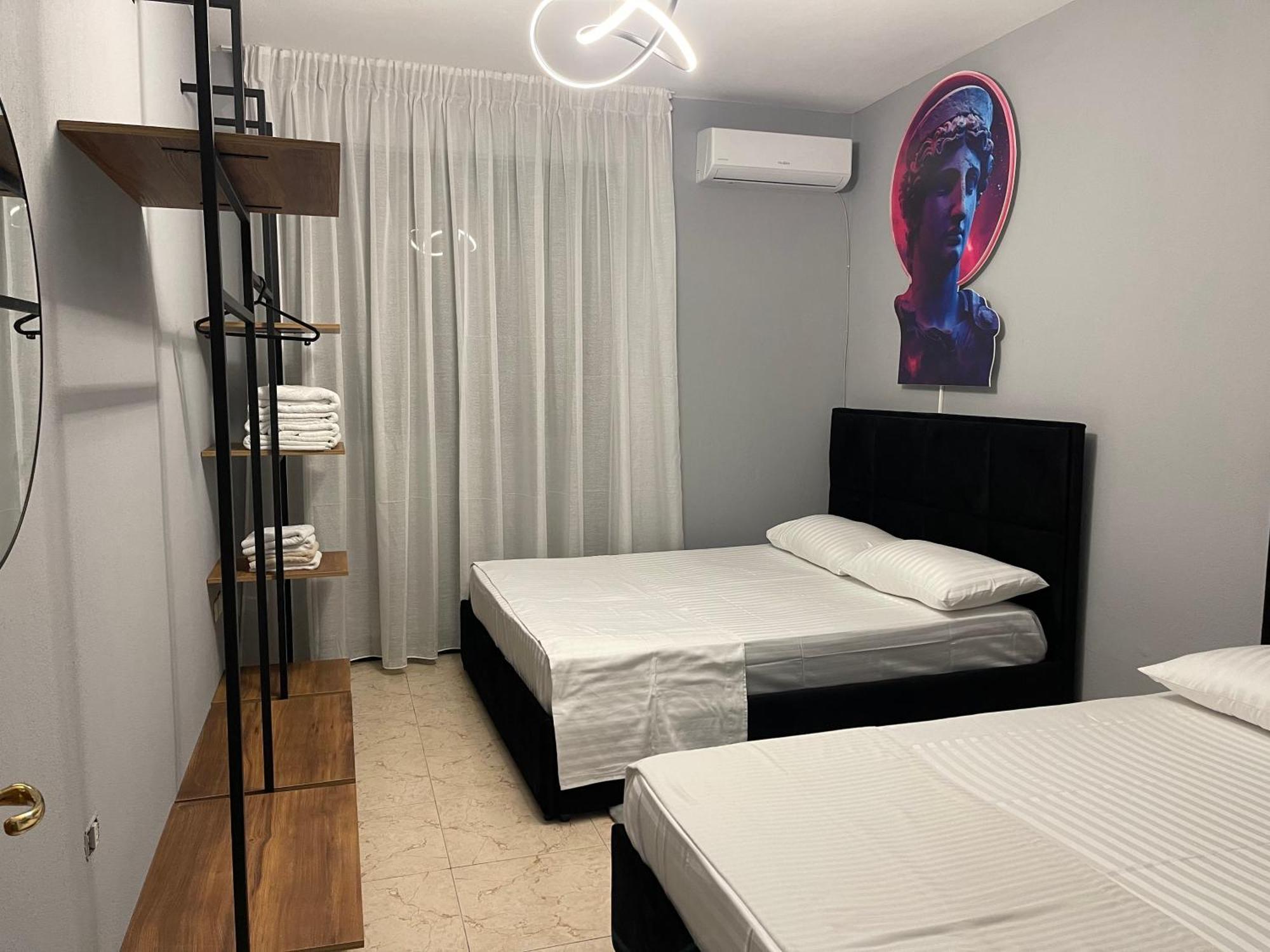 Super House 2 Blloku - 3 * Tirana